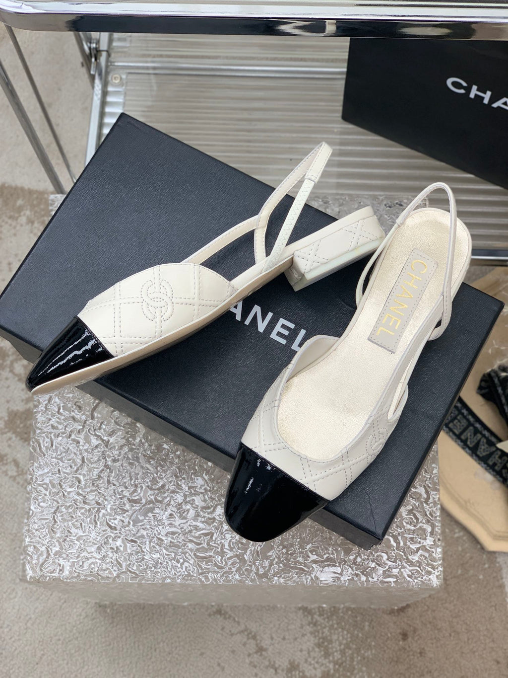 CHANEL SLINGBACKS 20 WHITE MIX BLACK CALFSKIN