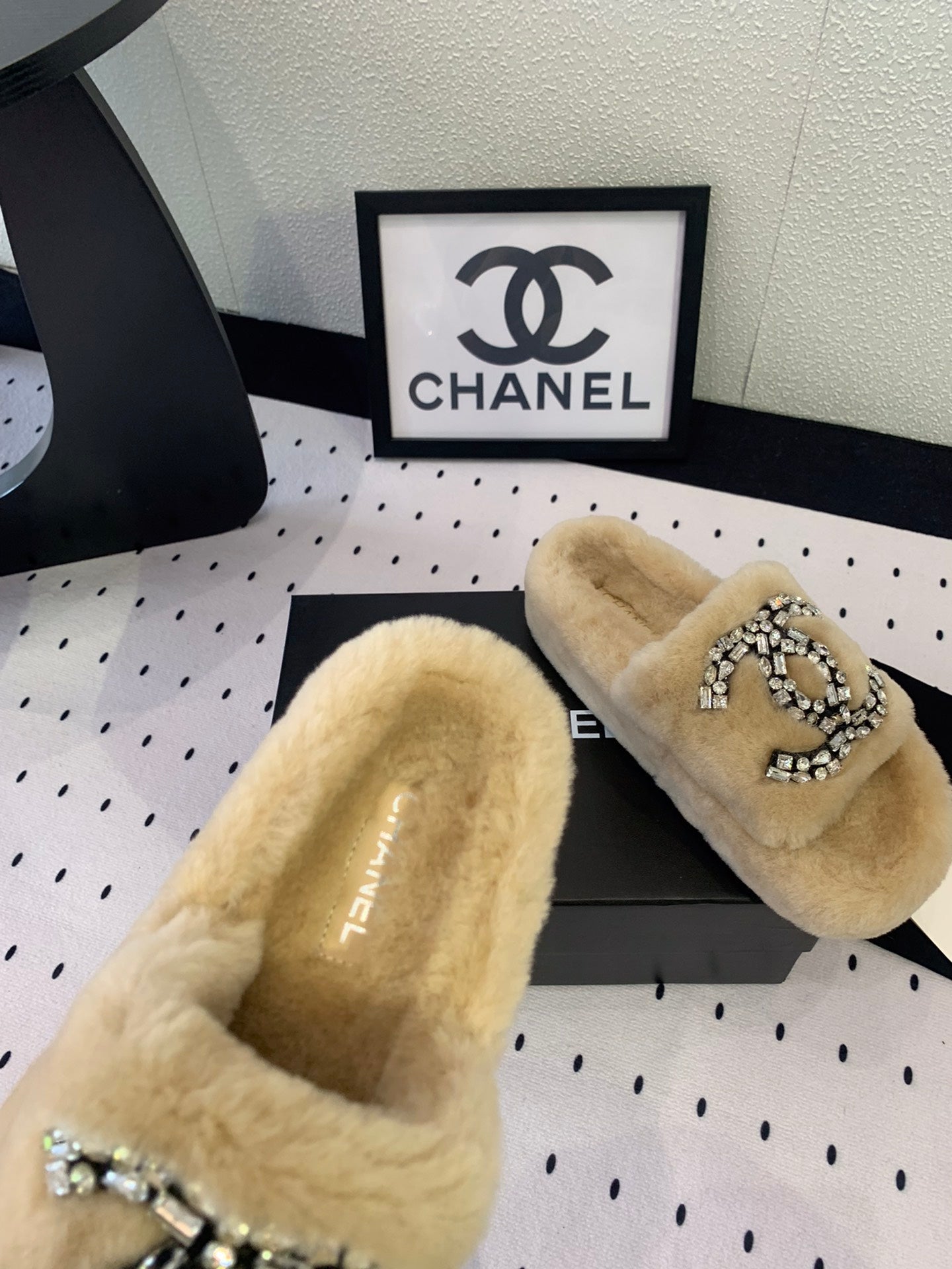CHANEL THICK-SOLED SLIPPERS IN BEIGE CREAM SHEEP WOOL