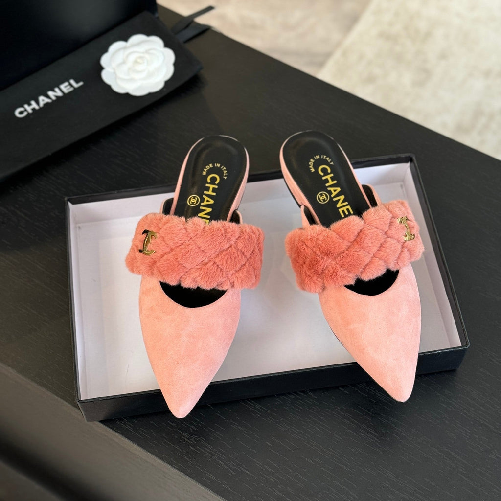 CHANEL MULE IN LIGHT PINK SMOOTH FLEECE WITH GOLD HARDWARE