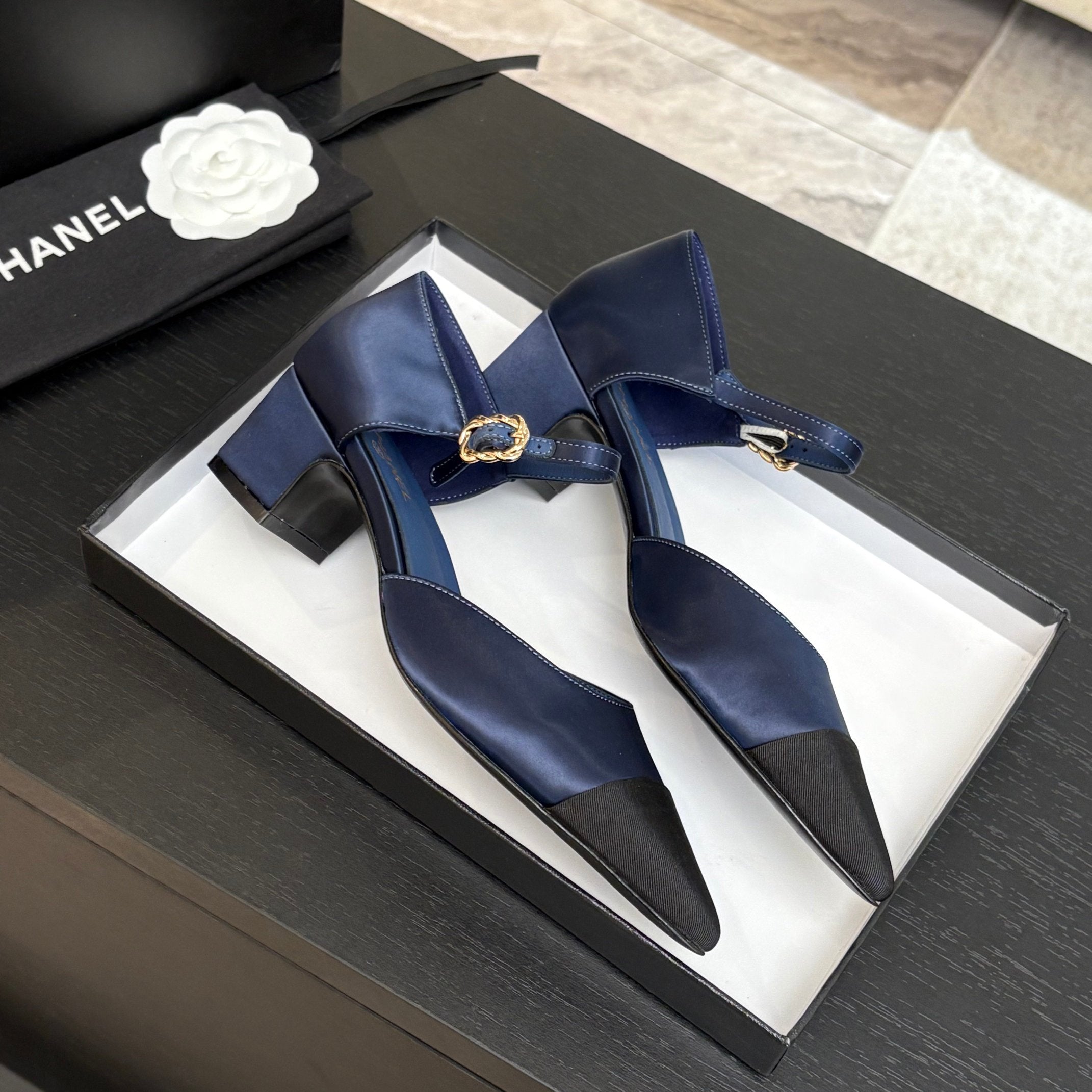 CHANEL BLOCK HEEL SLINGBACKS IN NAVY BLUE MIX BLACK SILK FABRIC