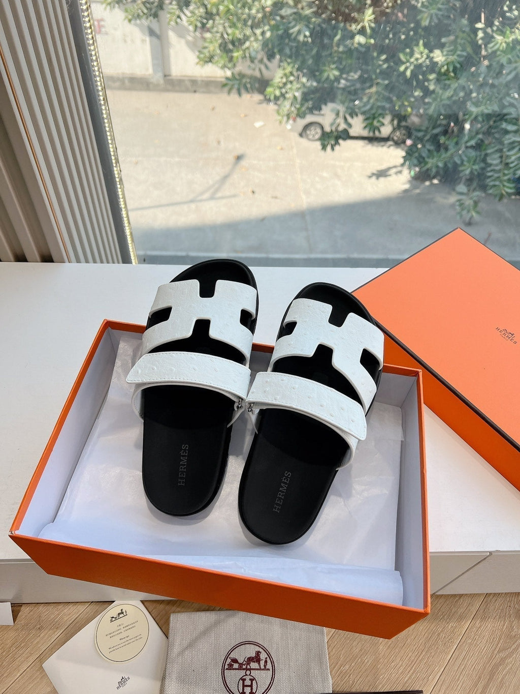 HERMES CHYPRE SANDAL IN WHITE GRAINED CALFSKIN